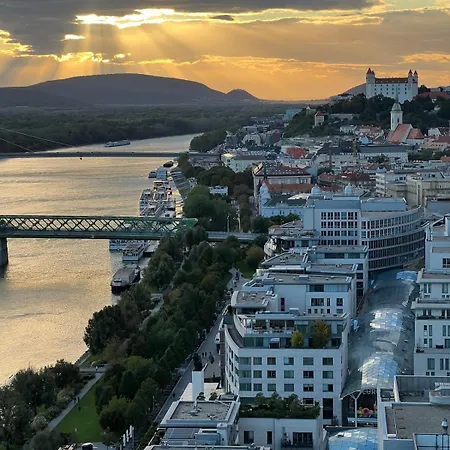 Breathtaking Old Town & Danube View With Free Parking Bratislava