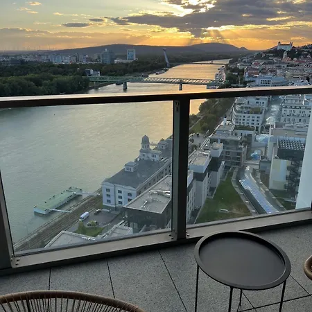 Breathtaking Old Town & Danube View With Free Parking Apartmán